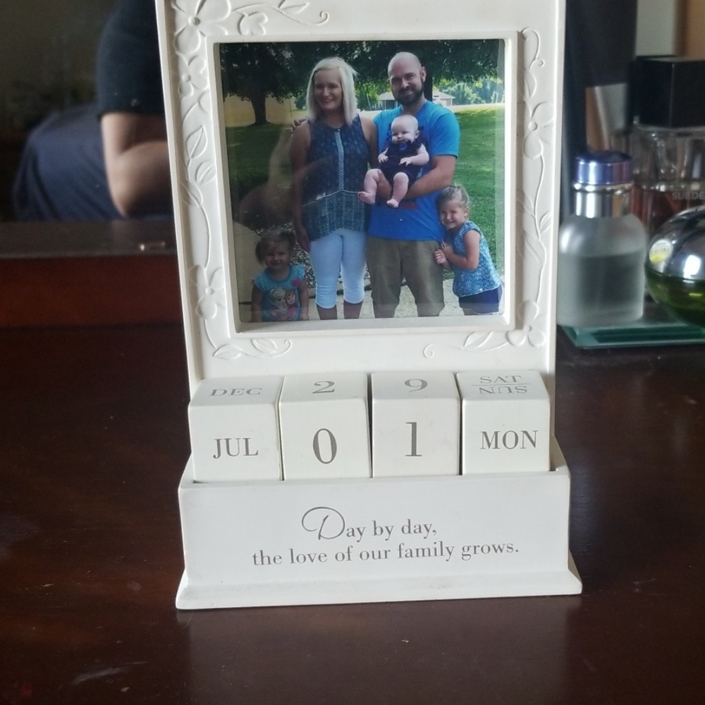 Perpendicular calendar with picture frame attached
